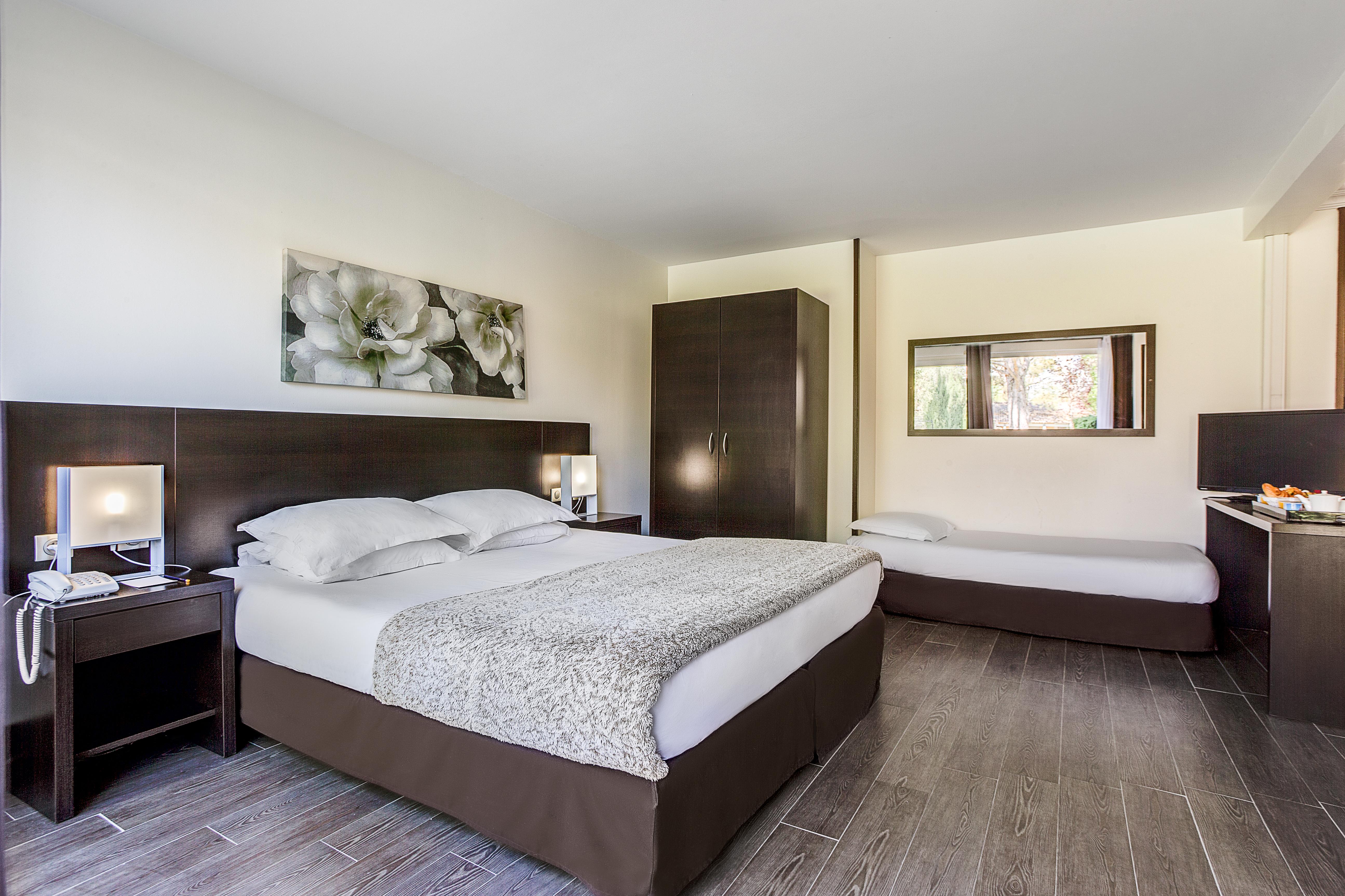 Sowell Hotels Domaine De La Petite Isle LʼIsle-sur-la-Sorgue Esterno foto