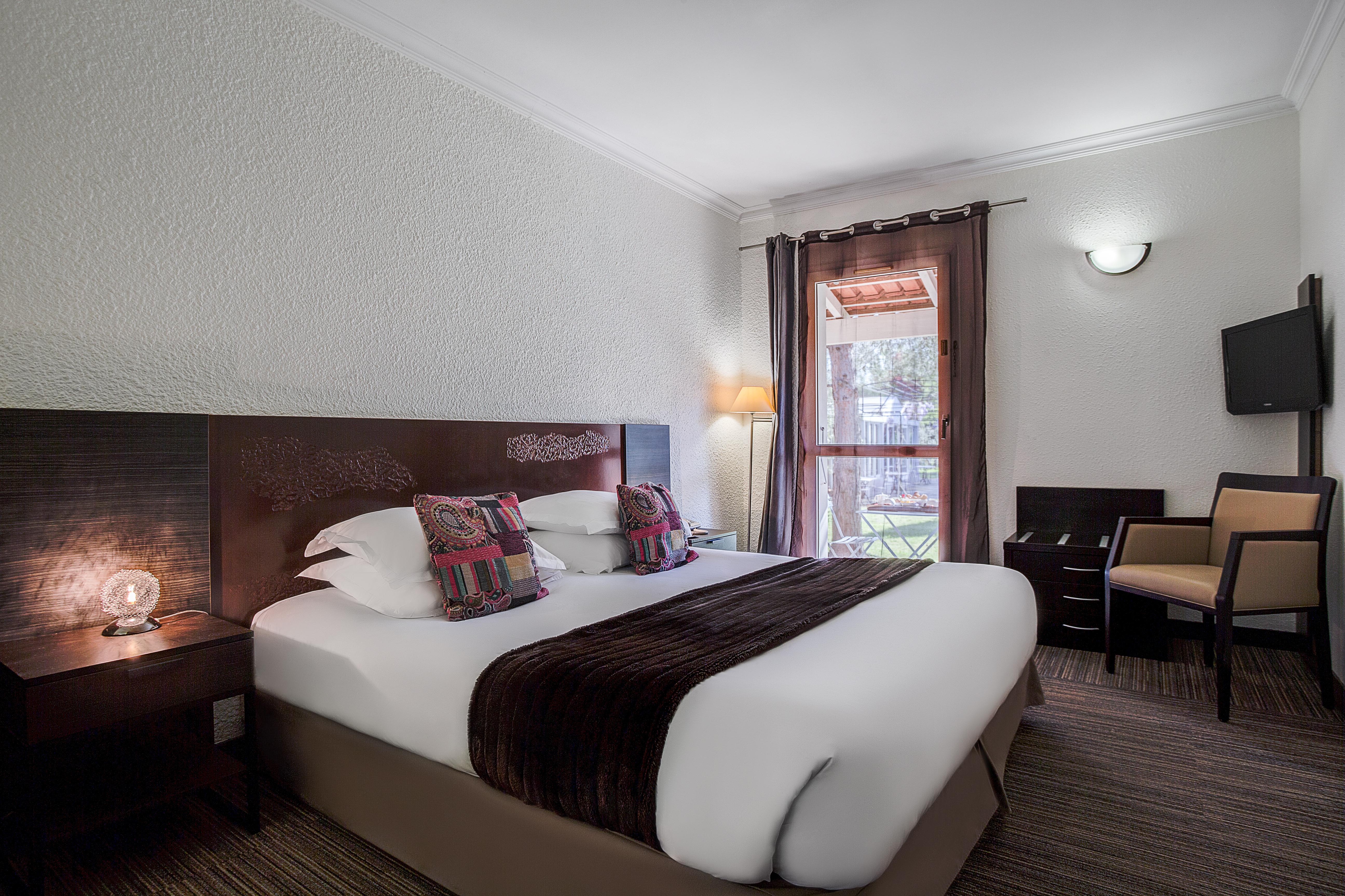 Sowell Hotels Domaine De La Petite Isle LʼIsle-sur-la-Sorgue Esterno foto