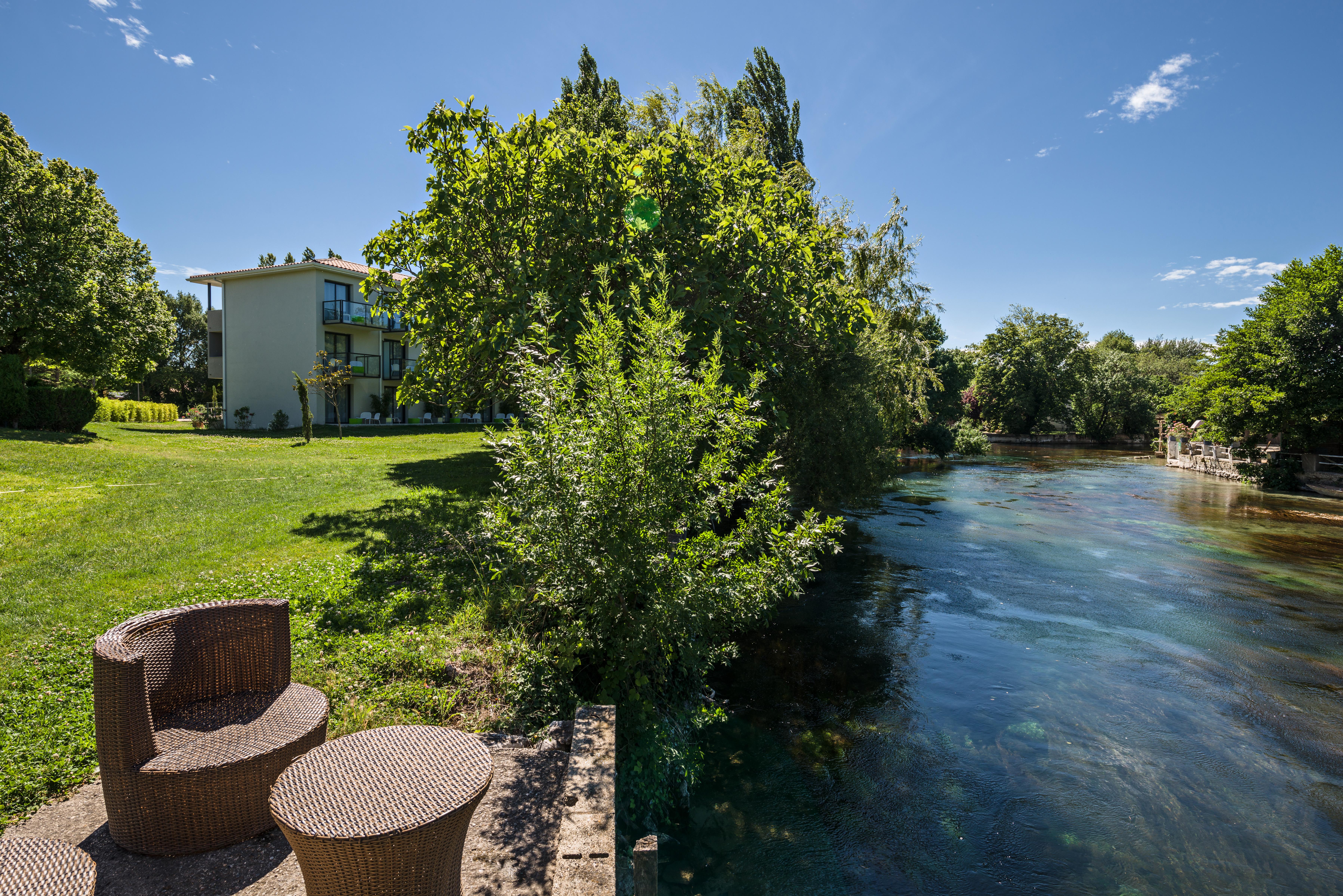 Sowell Hotels Domaine De La Petite Isle LʼIsle-sur-la-Sorgue Esterno foto