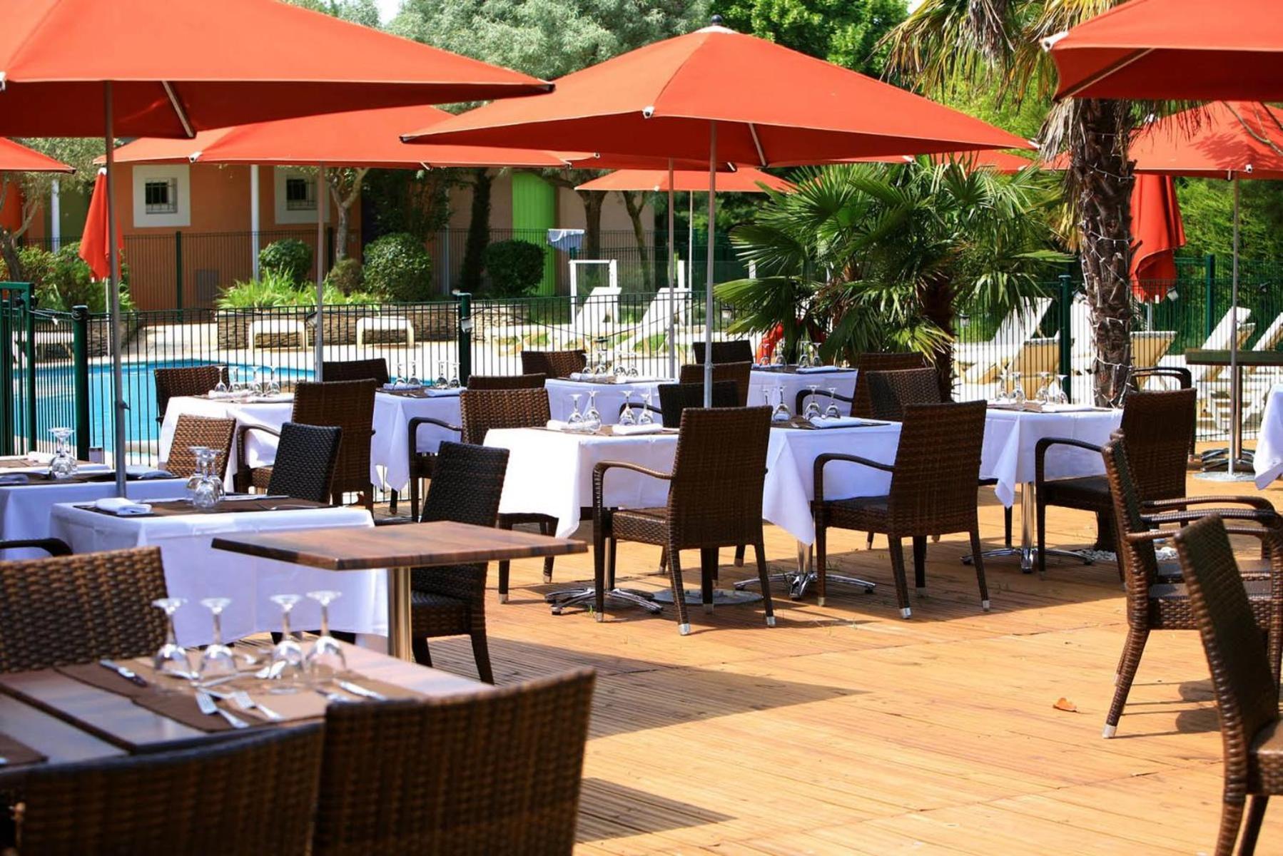 Sowell Hotels Domaine De La Petite Isle LʼIsle-sur-la-Sorgue Esterno foto