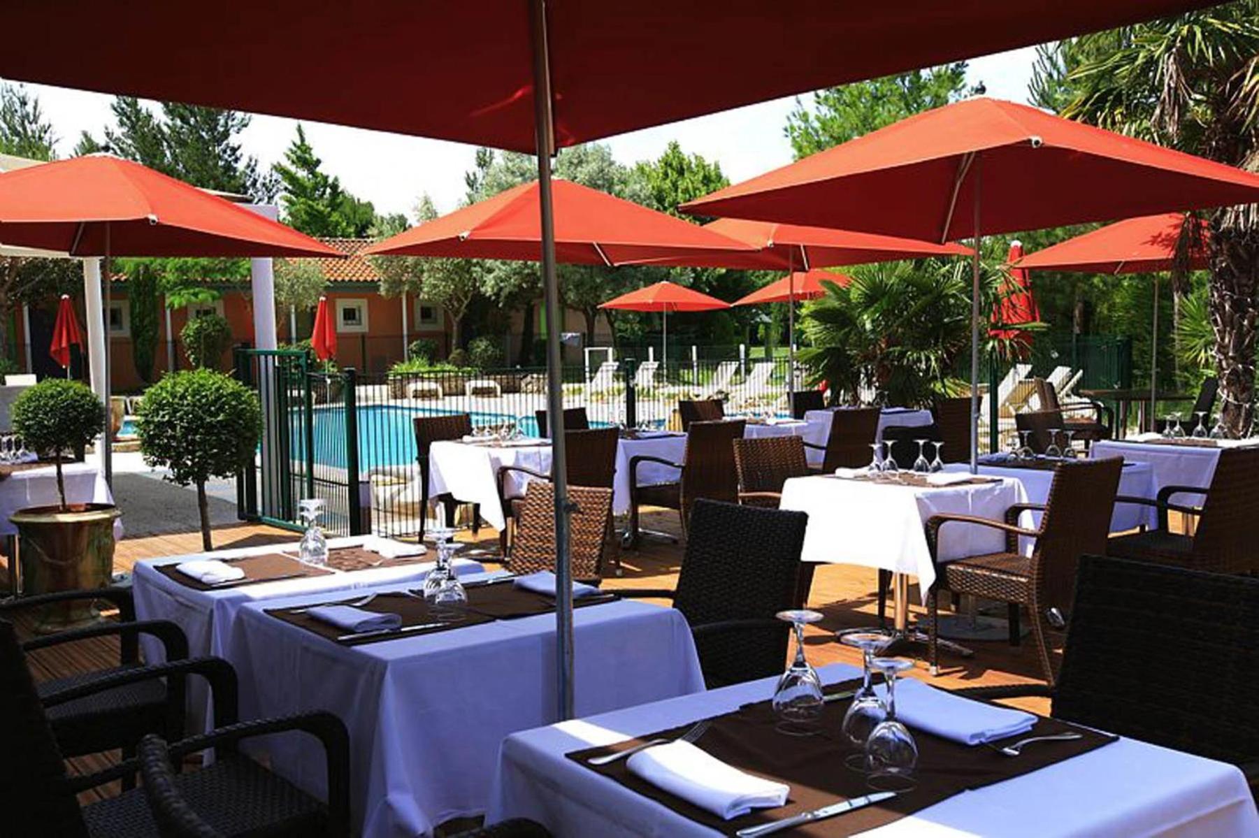 Sowell Hotels Domaine De La Petite Isle LʼIsle-sur-la-Sorgue Esterno foto